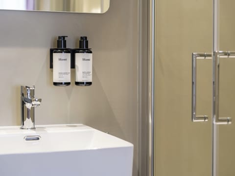 Comfort Room | Bathroom | Shower, free toiletries, hair dryer, towels