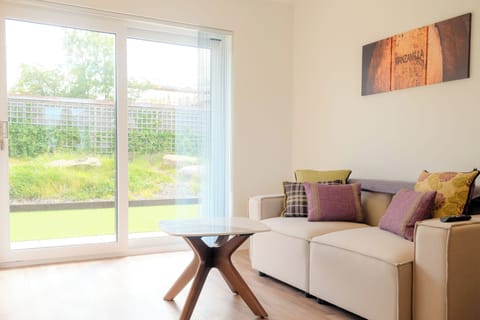 Signature Double Room, 1 King Bed, Refrigerator | Living area