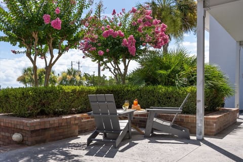 Enjoy relaxing chairs in the common area, perfect for unwinding. 