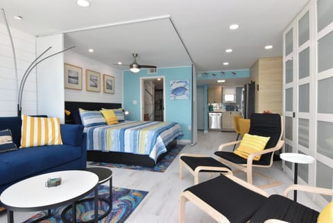 Living/sleeping area