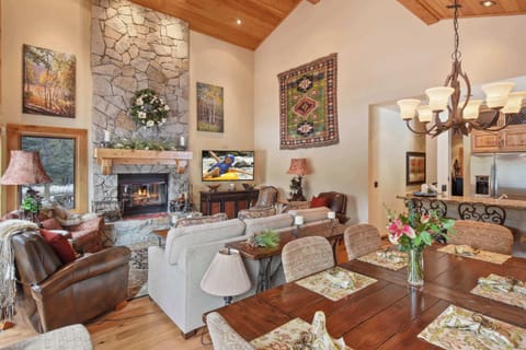 Kitchen w/ toaster, Keurig, double oven and more