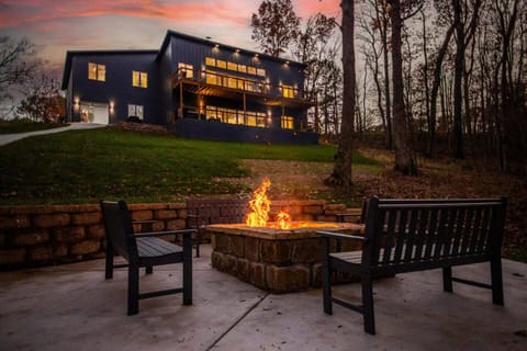 [Private Fire Pit] Just behind are beautiful views of the trails and nature!