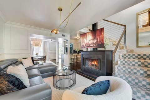 Experience the best of California-inspired indoor-outdoor living, where you can lounge by the wood-burning fireplace with your doors wide open, enjoying the stunning views of one of the most beautiful courtyards in Dallas.