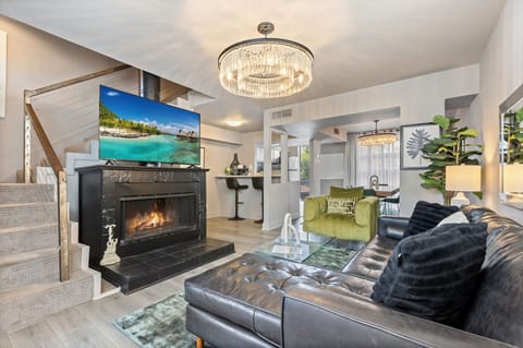 Experience the best of California-inspired indoor-outdoor living, where you can lounge by the wood-burning fireplace with your doors wide open, enjoying the stunning views of one of the most beautiful courtyards in Dallas.