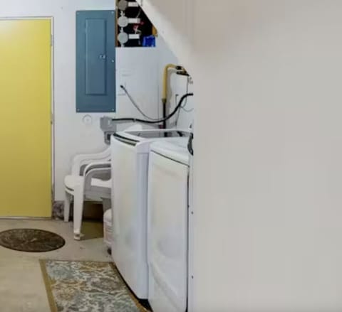 Full laundry + Detergent provided