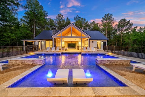 Midnight Cowboy: Luxury Pool Cabin in Broken Bow, Perfect for Families & Groups!
