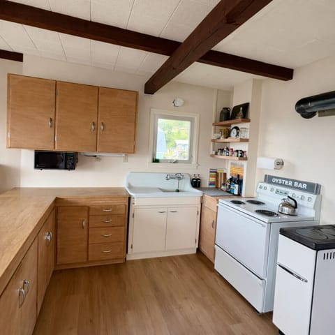 Fully stocked kitchen - no dishwasher