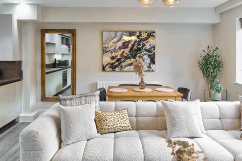 Chic Townhouse by the Docks, Liverpool - Host & Stay