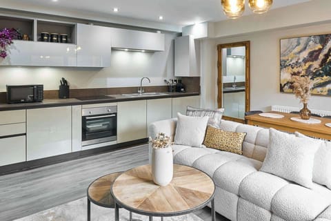 Chic Townhouse by the Docks, Liverpool - Host & Stay