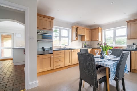 Windy Ridge: Well-equipped kitchen with dining table
