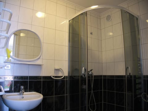 Triple Room | Bathroom | Towels, soap, toilet paper