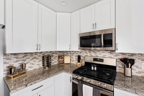 Enjoy home-cooked meals with ease in this inviting kitchen. 🍽️🥗