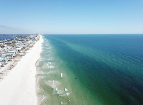 1 minute walk to beach