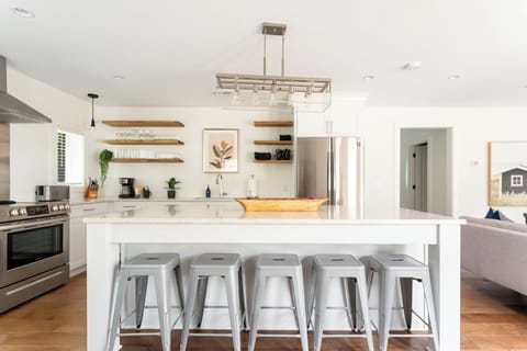 The Parthenon Suites | 2 Blocks to King St!