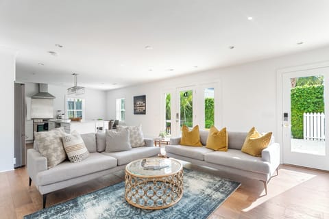 The Parthenon Suites | 2 Blocks to King St!