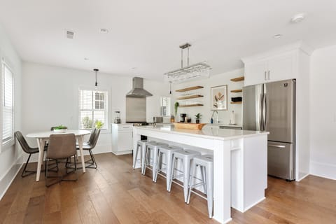 The Parthenon Suites | 2 Blocks to King St!