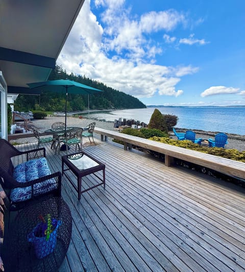 Enjoy the great panoramic views on the spacious deck, with plenty of seating!