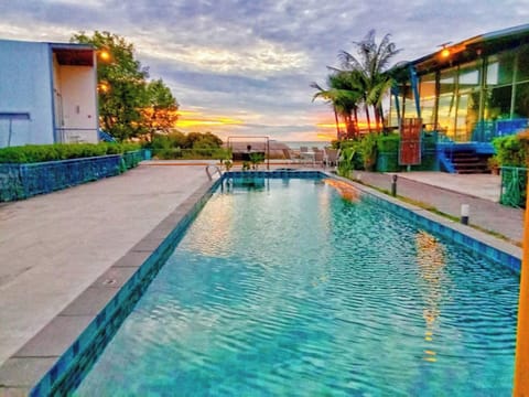Swim-up bar