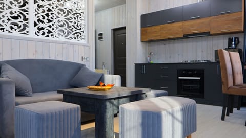 Signature House, 3 Bedrooms, Kitchen | Private kitchen | Fridge, oven, stovetop, cookware/dishes/utensils
