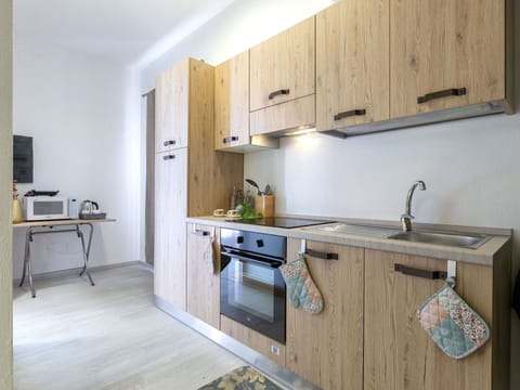 Wood, Countertop, Kitchen, Cabinetry, Major Appliance, Interior Design, Furniture, Kitchen Appliance, Flooring, Sink