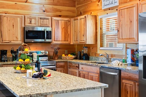 Cabin 1: Fully equipped kitchen.