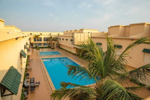6 outdoor pools