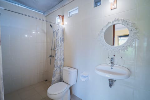 Shower, free toiletries, soap, shampoo