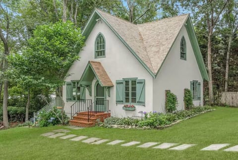 Traditional Cottage, 2 Bedrooms, Lake View (Pet not allowed) | Desk, laptop workspace, iron/ironing board, free WiFi
