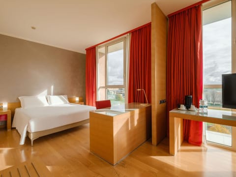 Junior Studio Suite | Minibar, in-room safe, desk, soundproofing