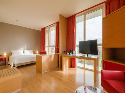 Junior Studio Suite | Minibar, in-room safe, desk, soundproofing