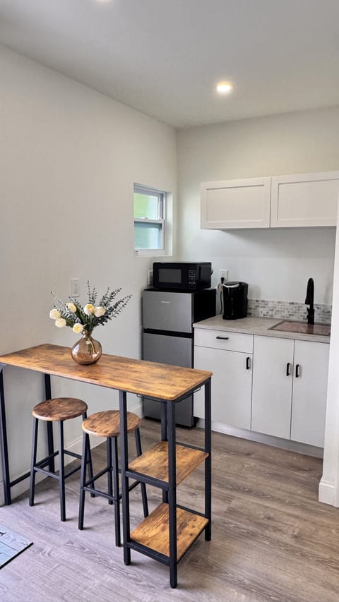 Comfort Studio Suite | Private kitchen | Coffee/tea maker