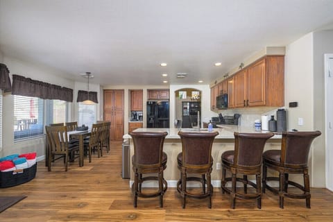 Seating for 10 in this wonderful kichen.