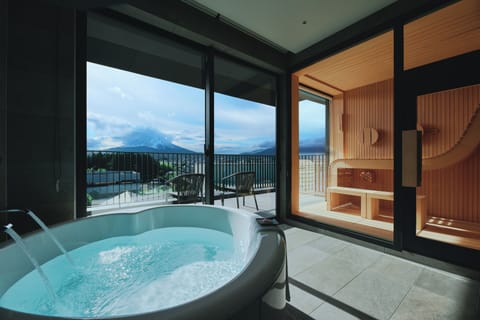 Room, Non Smoking, Sauna (King) | Bathroom | Separate tub and shower, free toiletries, hair dryer, slippers