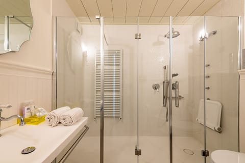 Deluxe Suite, Valley View | Bathroom | Designer toiletries, hair dryer, bathrobes, slippers