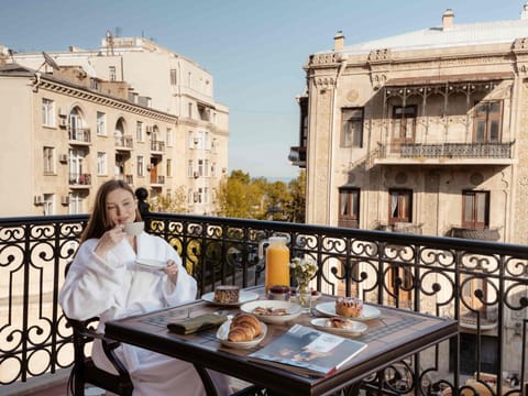 Free daily buffet breakfast