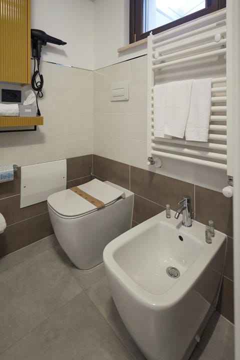 Basic Room | Bathroom | Shower, hair dryer, towels, soap