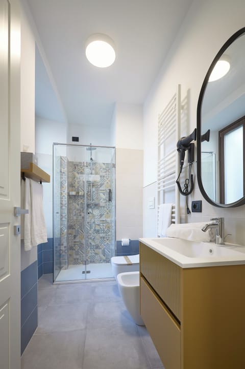 Basic Room | Bathroom | Shower, hair dryer, towels, soap