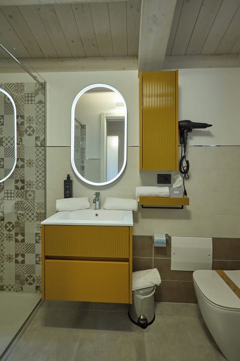 Basic Room | Bathroom | Shower, hair dryer, towels, soap