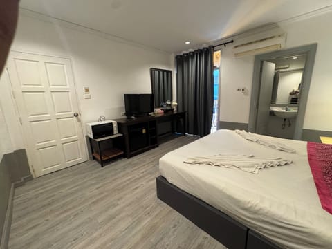 Deluxe Double Room | In-room safe