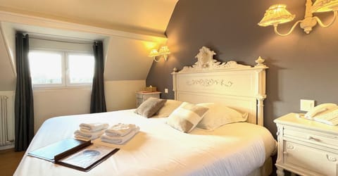 Romantic Room, Bathtub | Individually decorated, desk, blackout drapes, iron/ironing board