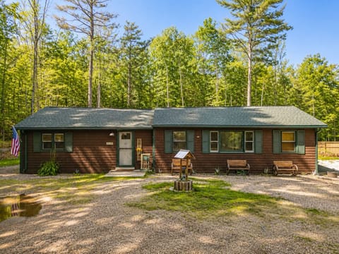 This charming cabin offers a quiet, comfortable retreat with inviting outdoor ambiance and a relaxing atmosphere for your stay.