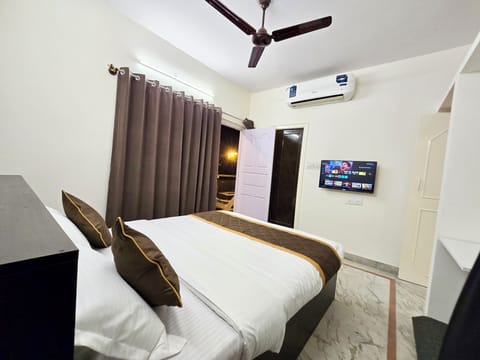 Deluxe Single Room | Memory foam beds, soundproofing, free WiFi, bed sheets