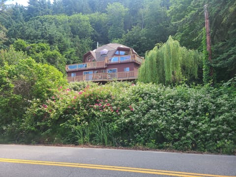  The Dolls' Dome-ane in relation to Chuckanut Drive.