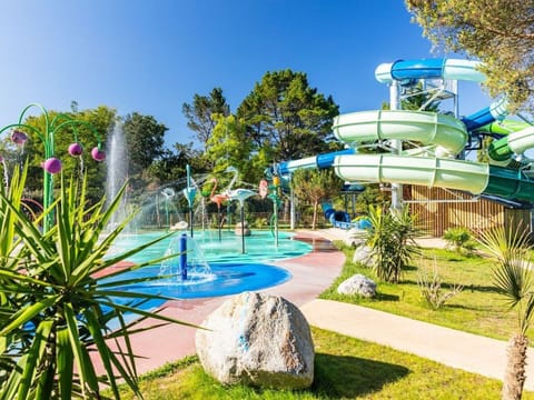 Dive into the excitement of Camping Le Ruisseau’s dynamic aquapark, complete with thrilling water slides and lush green surroundings