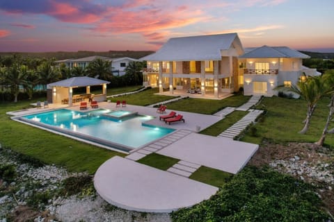 Villa Okyanus: Spectacular oceanview villa w/ pool, Jacuzzi, full staff & golf cart