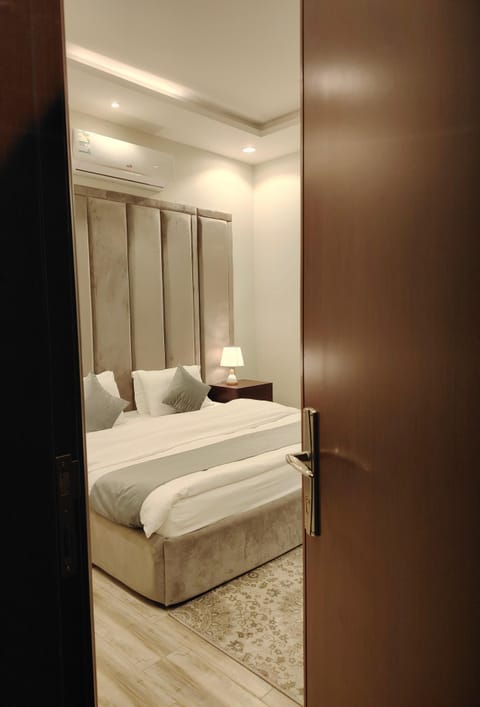 Comfort Room | Egyptian cotton sheets, premium bedding, down comforters, in-room safe