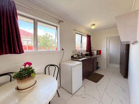 Room, 1 Bedroom, Kitchenette | Private kitchen | Mini-fridge, microwave, toaster, cookware/dishes/utensils