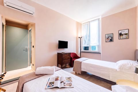 Standard Apartment, 4 Bedrooms, Air conditioning, Sea Facing (Precious House Genova Porto Antico) | 4 bedrooms