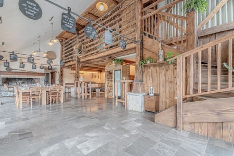 Family Chalet, Multiple Bedrooms, Mountainside (Luxury Chalet Martin) | Dining