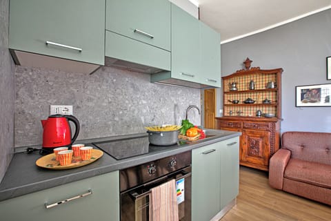 Family Apartment, Multiple Bedrooms (La Casa Di Felice) | Private kitchen | Fridge, microwave, stovetop, electric kettle